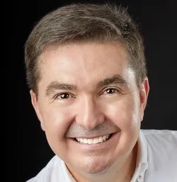 Roberto Bernal headshot